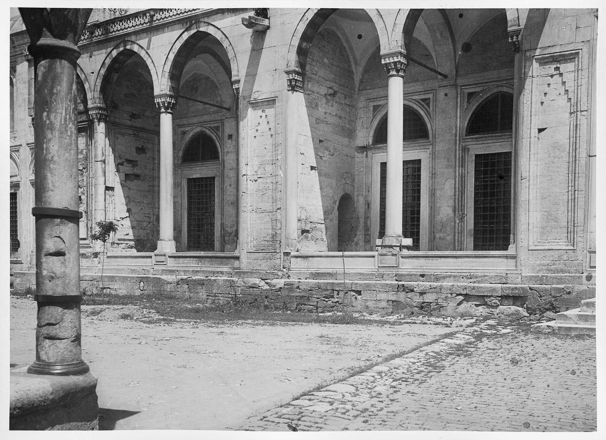 Détail des arcades de la cour